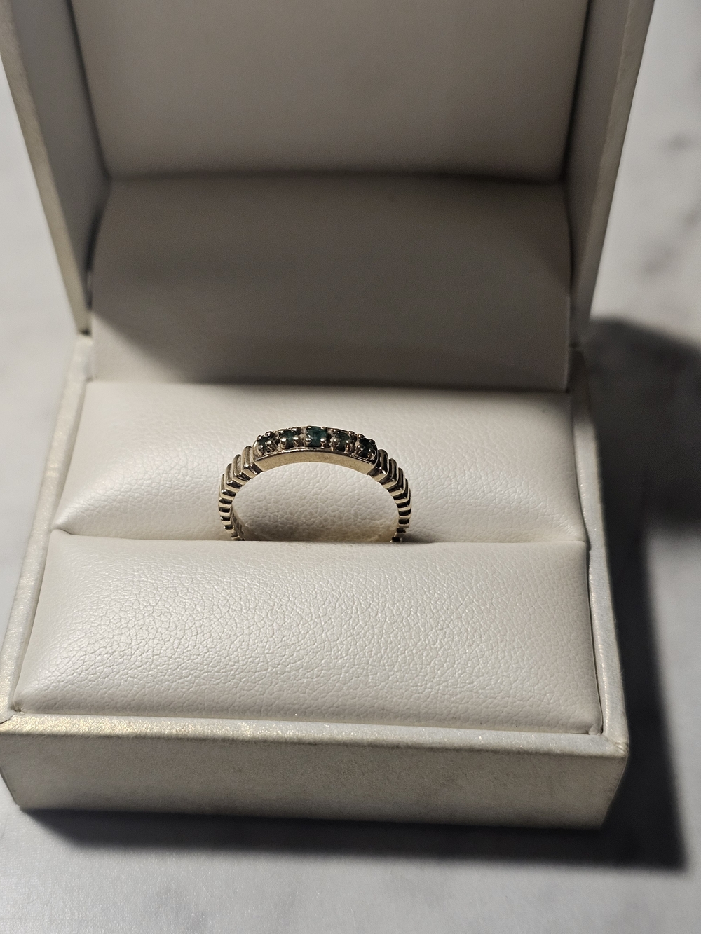 14k Solid Gold Band Ring with Green Gem Accents Size 6